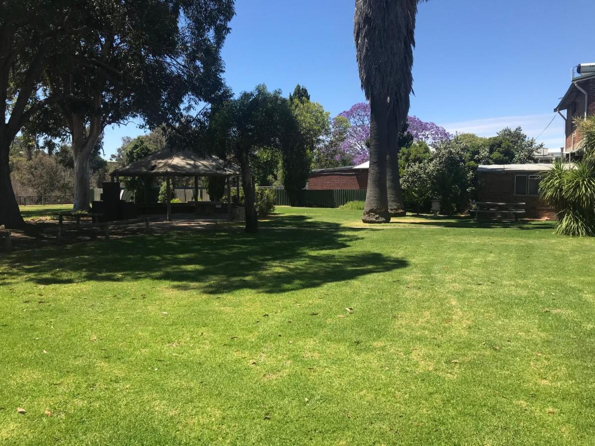 Donnybrook Hotel Wa 外观 照片