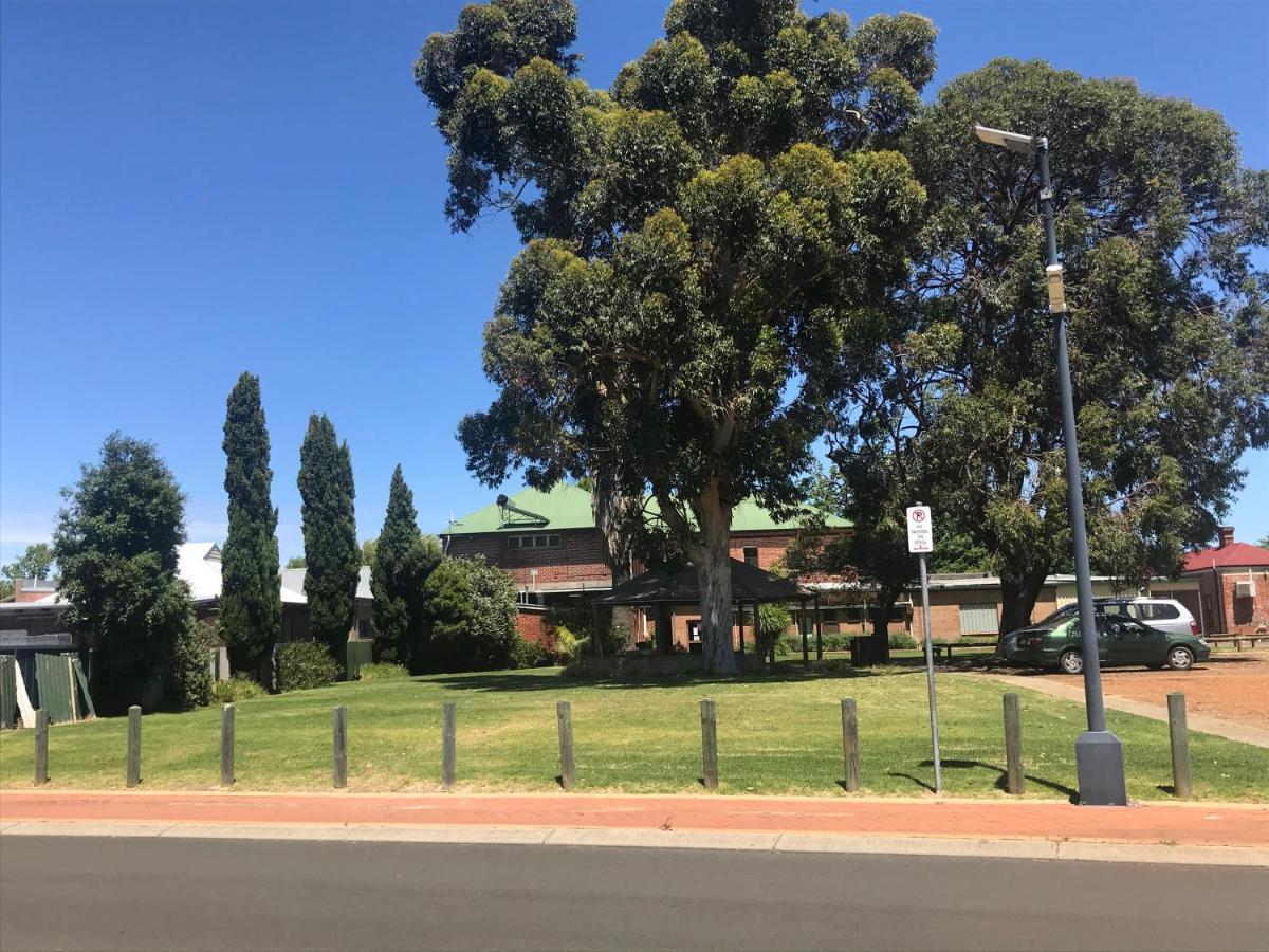 Donnybrook Hotel Wa 外观 照片